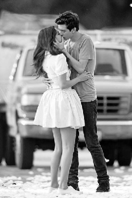 Zakochani całują się na środku ulicy